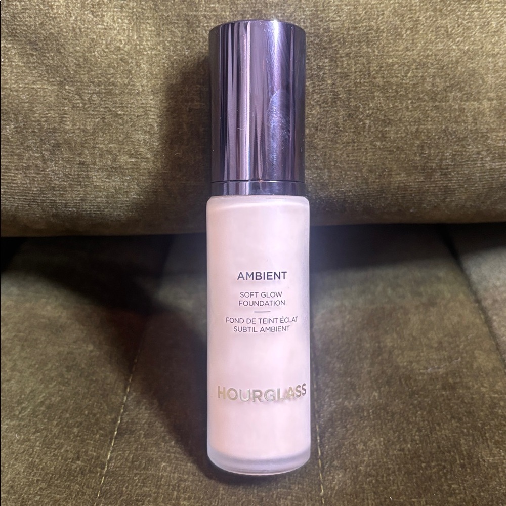 Hourglass soft glow foundation number 5 light with neutral undertones - Picture 3 of 5